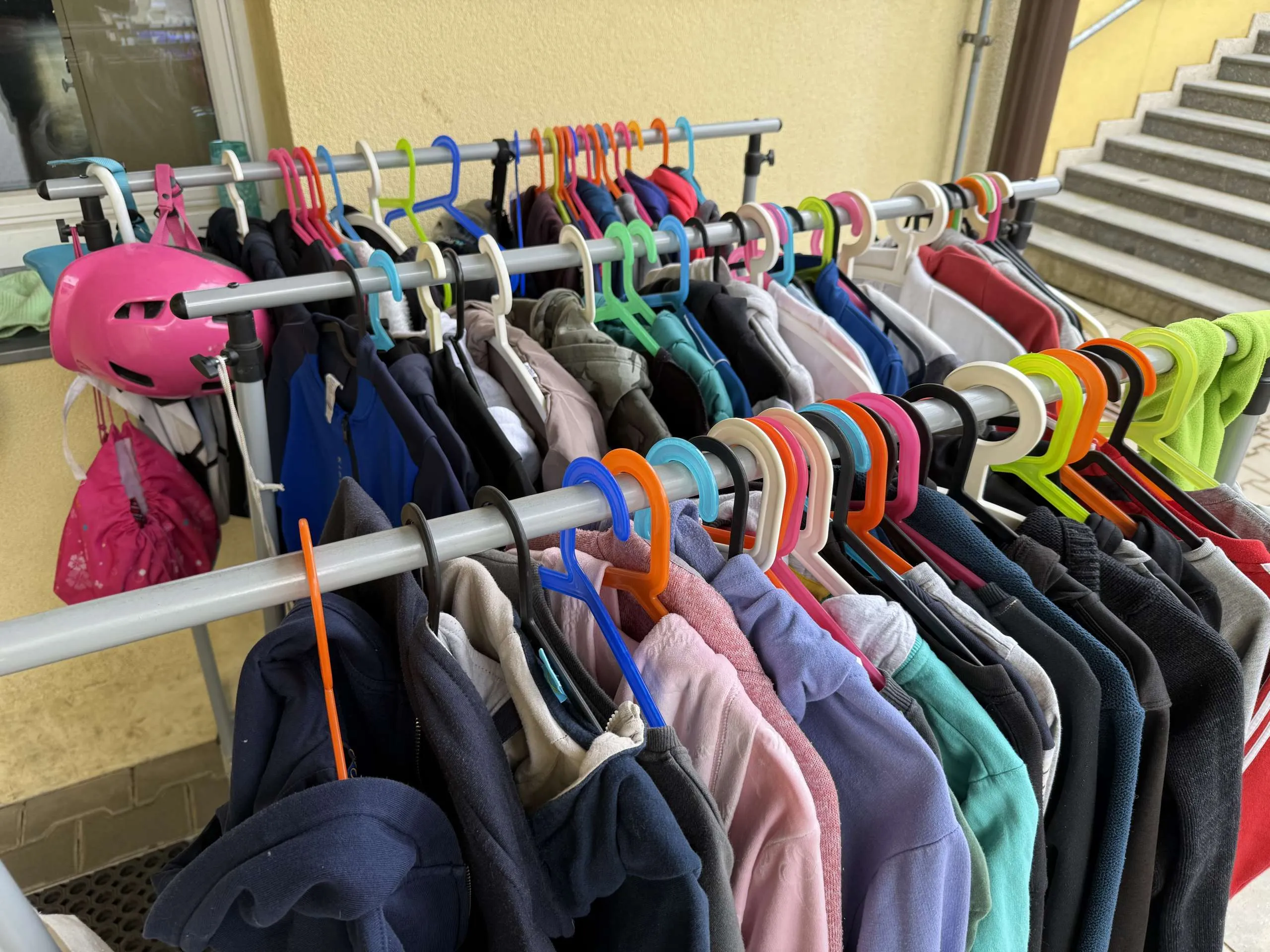 Ve škole zapomenuté věci.